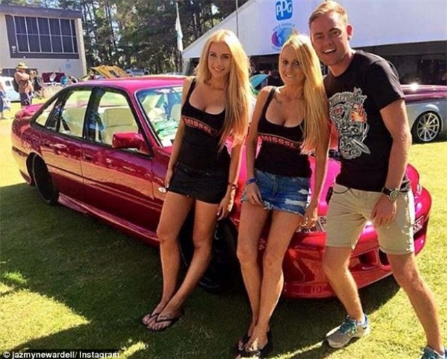 Đố bạn phân biệt được đâu bà mẹ 45 tuổi và 2 cô con gái trong những bức ảnh này - Ảnh 2.