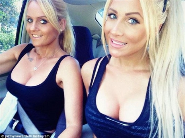 Đố bạn phân biệt được đâu bà mẹ 45 tuổi và 2 cô con gái trong những bức ảnh này - Ảnh 4.