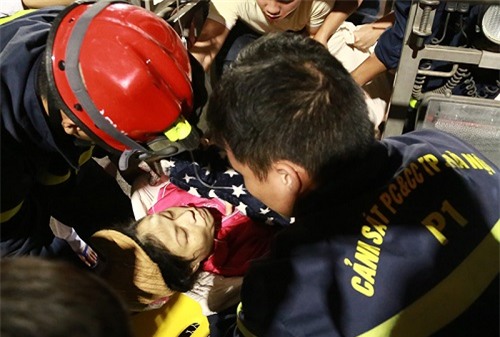 bat ngo sinh non khi di an co, ba bau duoc "giai cuu" bang xe thang tu tang 4 vi cau thang nha qua be - 1