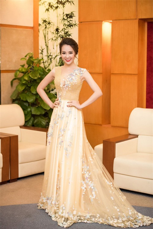 thoi trang sao viet dep: hari won "lot xac" sau khi cuoi tran thanh - 8