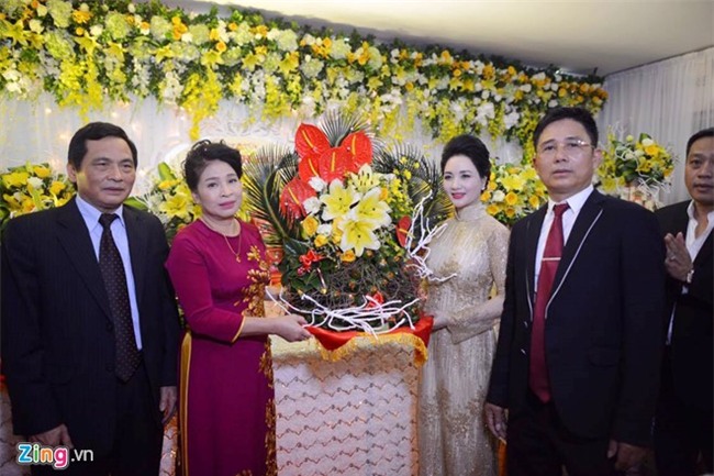 Dai gia tang Rolls-Royce Ghost cho Thu Ngan trong dam hoi hinh anh 10