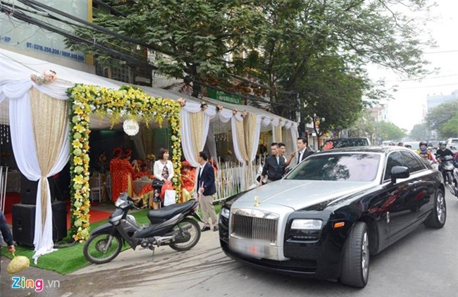 Dai gia tang Rolls-Royce Ghost cho Thu Ngan trong dam hoi hinh anh 2
