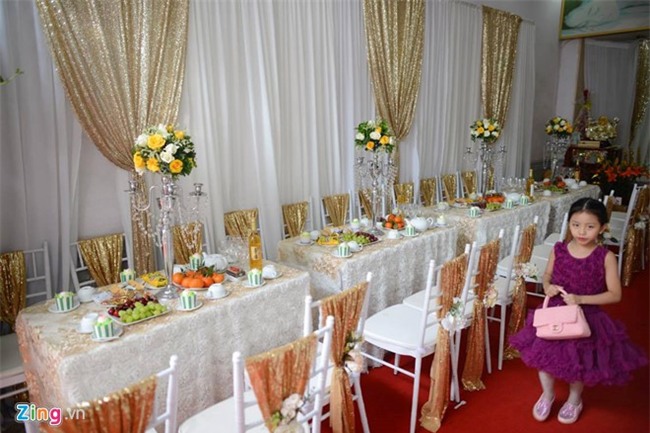 Dai gia tang Rolls-Royce Ghost cho Thu Ngan trong dam hoi hinh anh 3