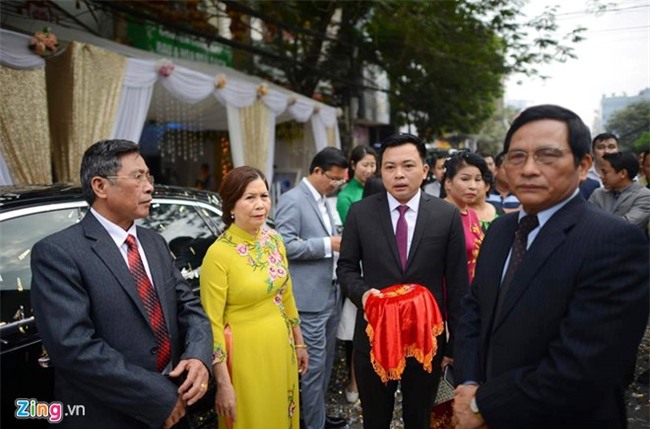 Dai gia tang Rolls-Royce Ghost cho Thu Ngan trong dam hoi hinh anh 4