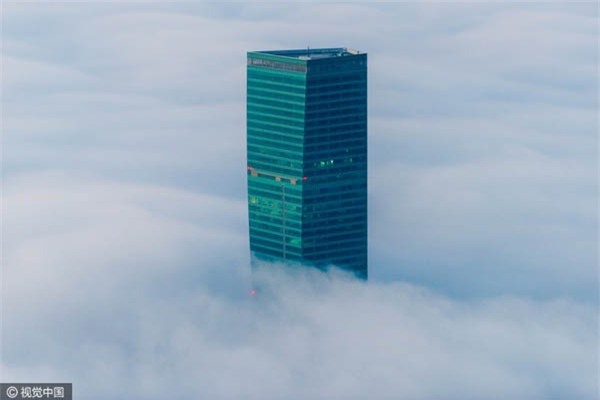 Cảnh tượng cao ốc xuyên qua mây mù đẹp như tranh ở Dubai
