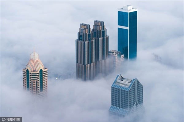 Cảnh tượng cao ốc xuyên qua mây mù đẹp như tranh ở Dubai