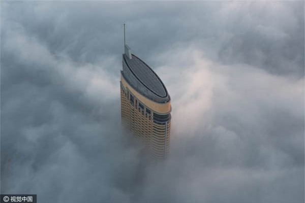 Cảnh tượng cao ốc xuyên qua mây mù đẹp như tranh ở Dubai