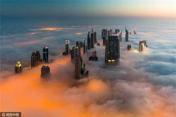 Cảnh tượng cao ốc xuyên qua mây mù đẹp như tranh ở Dubai