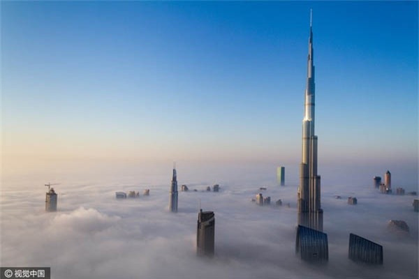 Cảnh tượng cao ốc xuyên qua mây mù đẹp như tranh ở Dubai