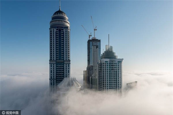 Cảnh tượng cao ốc xuyên qua mây mù đẹp như tranh ở Dubai