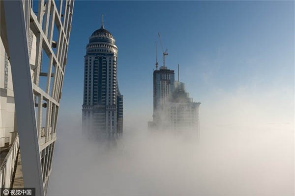 Cảnh tượng cao ốc xuyên qua mây mù đẹp như tranh ở Dubai