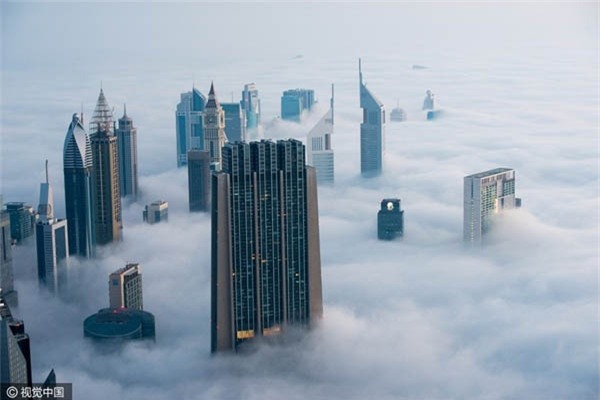Cảnh tượng cao ốc xuyên qua mây mù đẹp như tranh ở Dubai