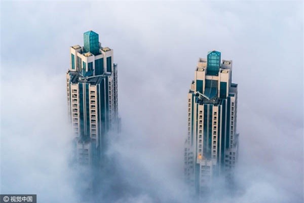Cảnh tượng cao ốc xuyên qua mây mù đẹp như tranh ở Dubai