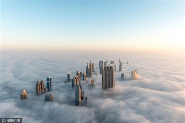 Cảnh tượng cao ốc xuyên qua mây mù đẹp như tranh ở Dubai