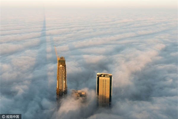 Cảnh tượng cao ốc xuyên qua mây mù đẹp như tranh ở Dubai