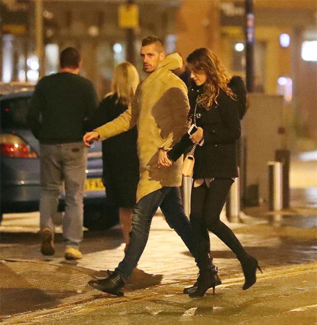 Mata dắt bạn gái đi ăn tối chia tay sao Man Utd - Ảnh 1.