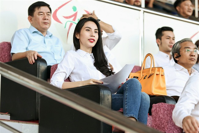 Vợ chồng Thủy Tiên - Công Vinh tình cảm trên khán đài  - Ảnh 2.