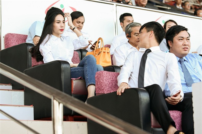 Vợ chồng Thủy Tiên - Công Vinh tình cảm trên khán đài  - Ảnh 3.