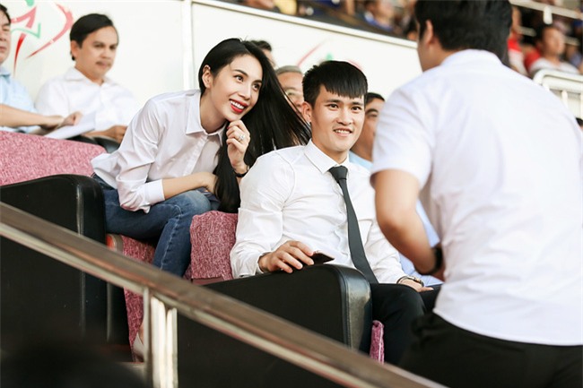 Vợ chồng Thủy Tiên - Công Vinh tình cảm trên khán đài  - Ảnh 5.