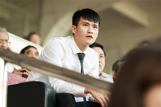 Vợ chồng Thủy Tiên - Công Vinh tình cảm trên khán đài  - Ảnh 6.