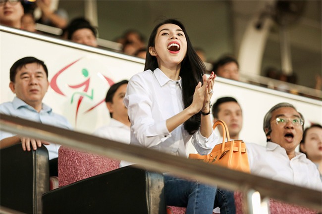 Vợ chồng Thủy Tiên - Công Vinh tình cảm trên khán đài  - Ảnh 9.