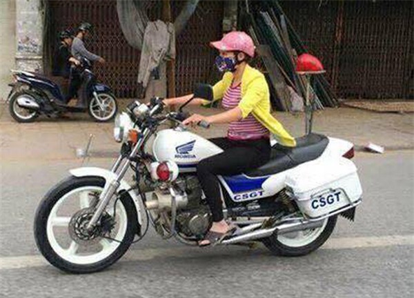 Thực hư một phụ nữ mặc thường phục lái xe đặc chủng của CSGT ở Hải Phòng - Ảnh 1.