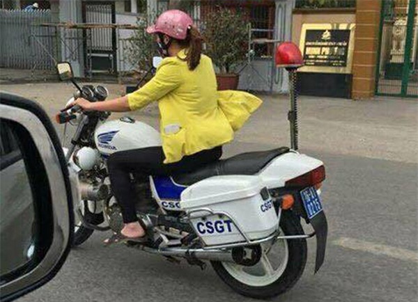 Thực hư một phụ nữ mặc thường phục lái xe đặc chủng của CSGT ở Hải Phòng - Ảnh 2.