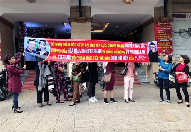 2.000 hội viên căng biển, trưng ảnh vợ chồng Jennifer Phạm đòi đối thoại