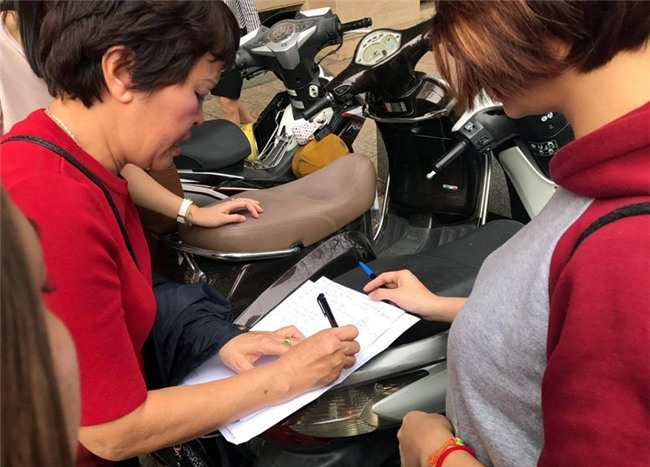 2.000 hội viên căng biển, trưng ảnh vợ chồng Jennifer Phạm đòi đối thoại