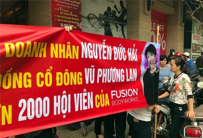 2.000 hội viên căng biển, trưng ảnh vợ chồng Jennifer Phạm đòi đối thoại