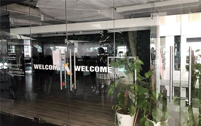 2.000 hội viên căng biển, trưng ảnh vợ chồng Jennifer Phạm đòi đối thoại