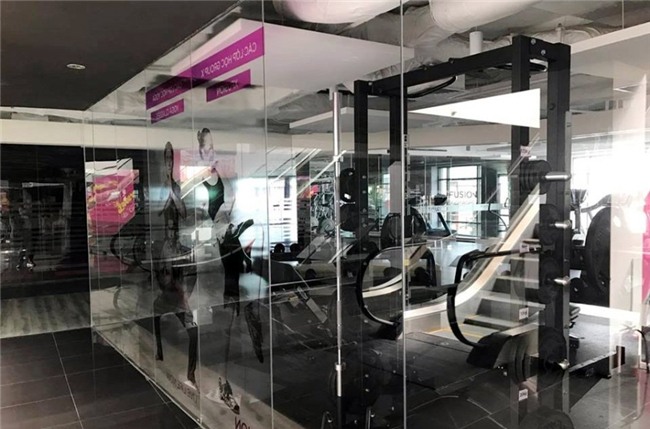 2.000 hội viên căng biển, trưng ảnh vợ chồng Jennifer Phạm đòi đối thoại