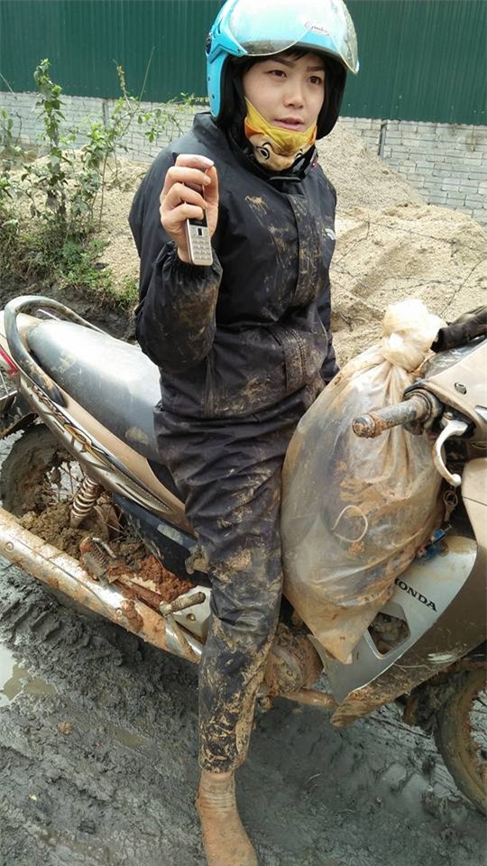 Cô giáo cả người lấm lem bùn đất đến trường lay động dân mạng