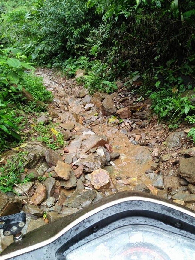 Cô giáo cả người lấm lem bùn đất đến trường lay động dân mạng