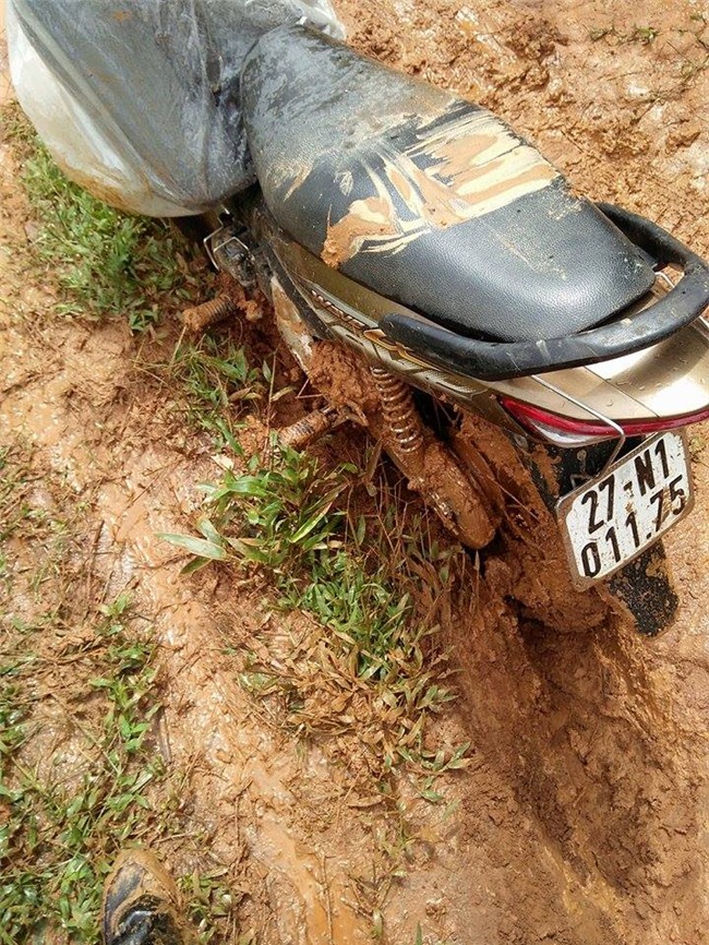 Cô giáo cả người lấm lem bùn đất đến trường lay động dân mạng