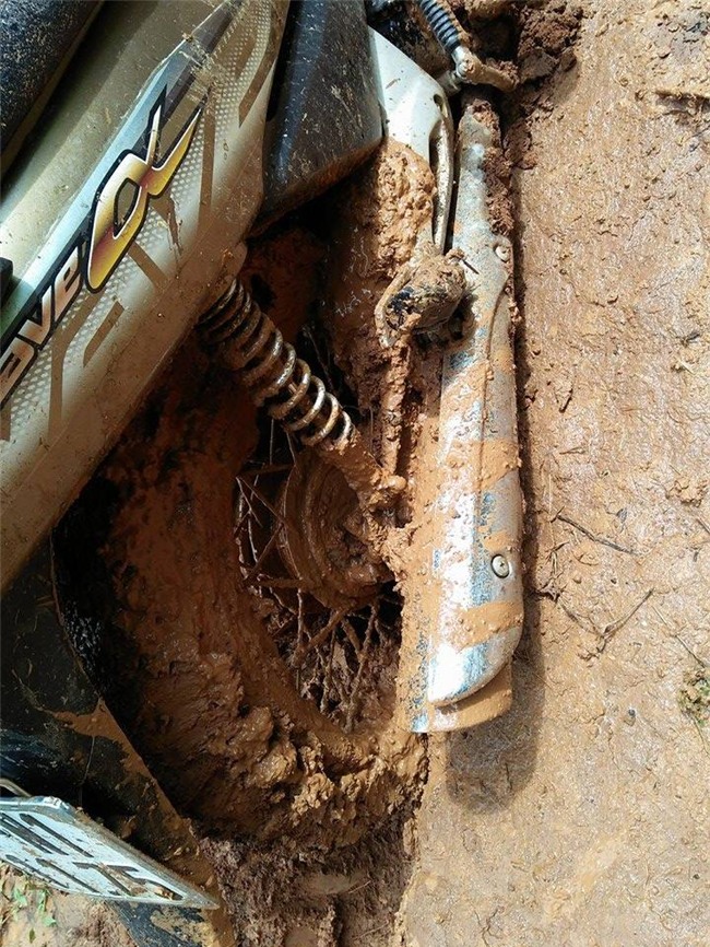 Cô giáo cả người lấm lem bùn đất đến trường lay động dân mạng