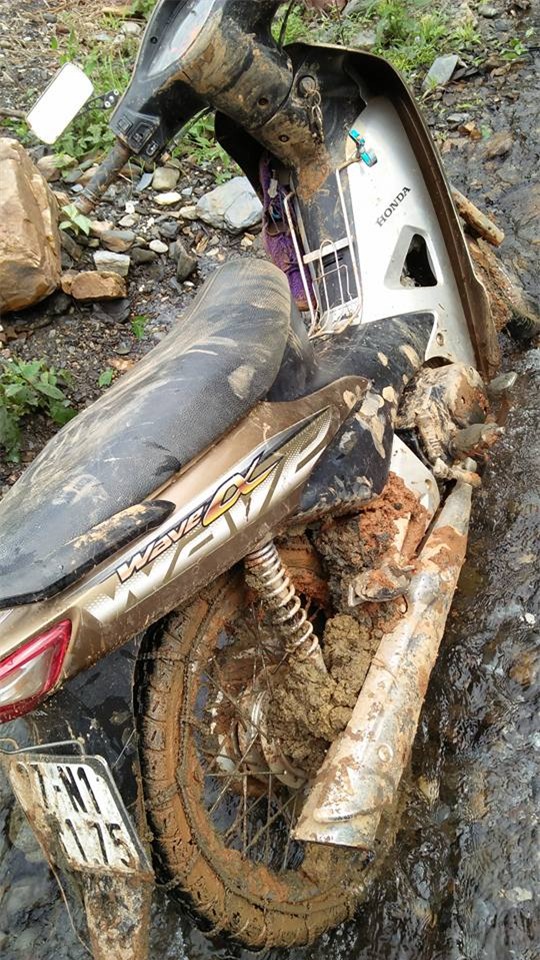 Cô giáo cả người lấm lem bùn đất đến trường lay động dân mạng