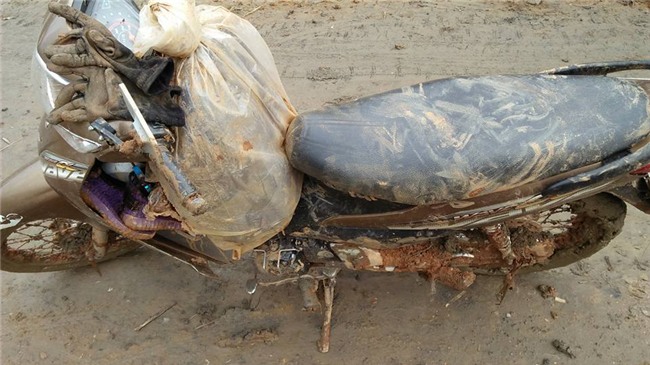 Cô giáo cả người lấm lem bùn đất đến trường lay động dân mạng