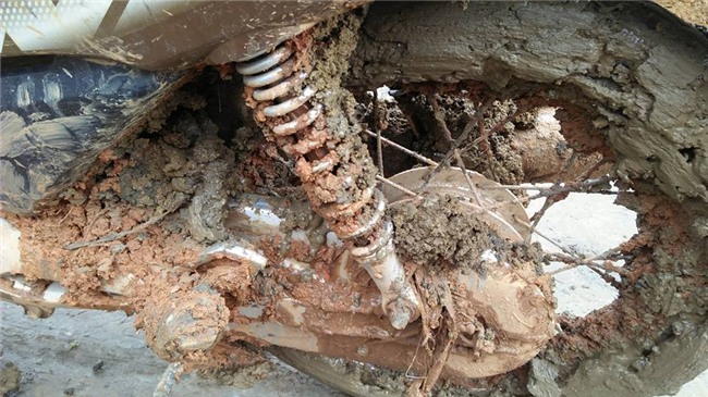 Cô giáo cả người lấm lem bùn đất đến trường lay động dân mạng