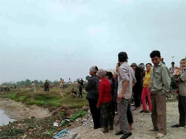 Người dân bàng hoàng trước sự việc (ảnh: Thanh Hồng)