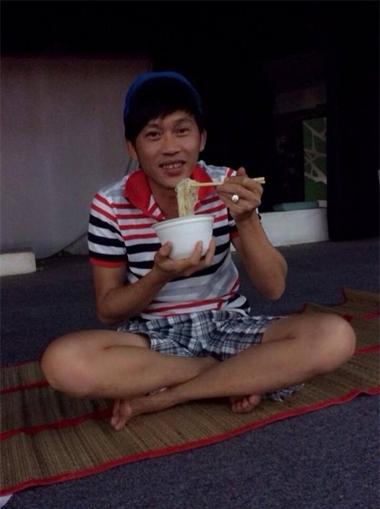 Xót xa cuộc sống sau cánh gà của Hoài Linh