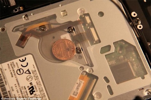 Một đồng xu khác từng được phát hiện mắc kẹt bên trong chiếc MacBook vào năm 2010