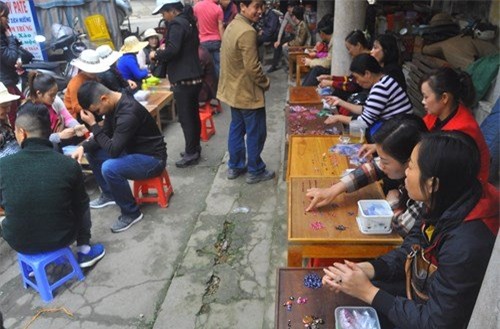 Chợ đá quý lớn nhất miền Bắc náo nhiệt dịp Tết