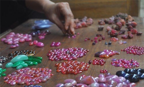 Chợ đá quý lớn nhất miền Bắc náo nhiệt dịp Tết