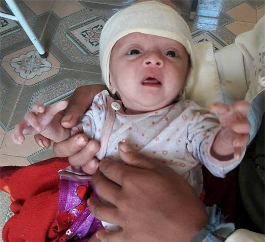 Mỗi khi cơn đau hành hạ, cháu bé khóc liền tù tì cả tiếng đồng hồ. Ảnh: C.T