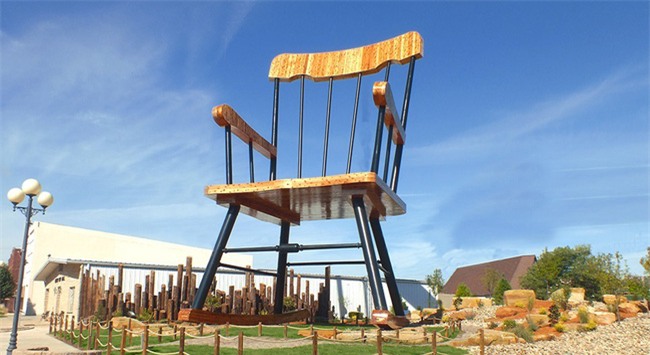 Thị trấn kỳ lạ khiến ai đặt chân đến cũng trở thành người tí hon - Ảnh 1.