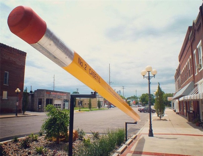 Thị trấn kỳ lạ khiến ai đặt chân đến cũng trở thành người tí hon - Ảnh 6.