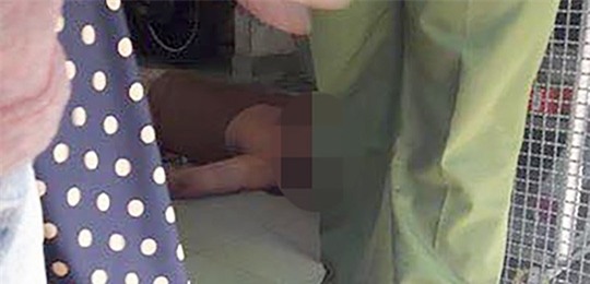 Hiện trường vụ ông Mai Chí Thiện bị bắn chết tại cửa hàng bánh pía, 230 Nguyễn Thị Nhỏ (quận 11) vào chiều 8-1.