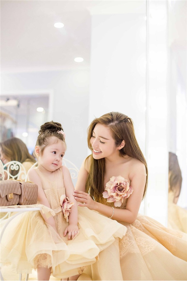 cu dep nhu thien than the nay, bao sao me con elly tran luc nao cung hot - 4