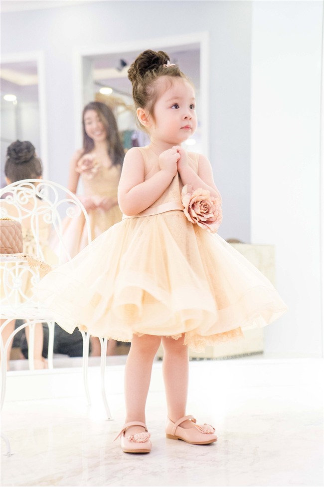 cu dep nhu thien than the nay, bao sao me con elly tran luc nao cung hot - 8